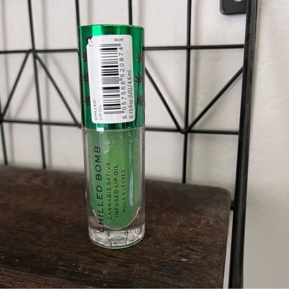 Revolution Chilled Bomb Infused Lip Oil - Picture 2 of 4